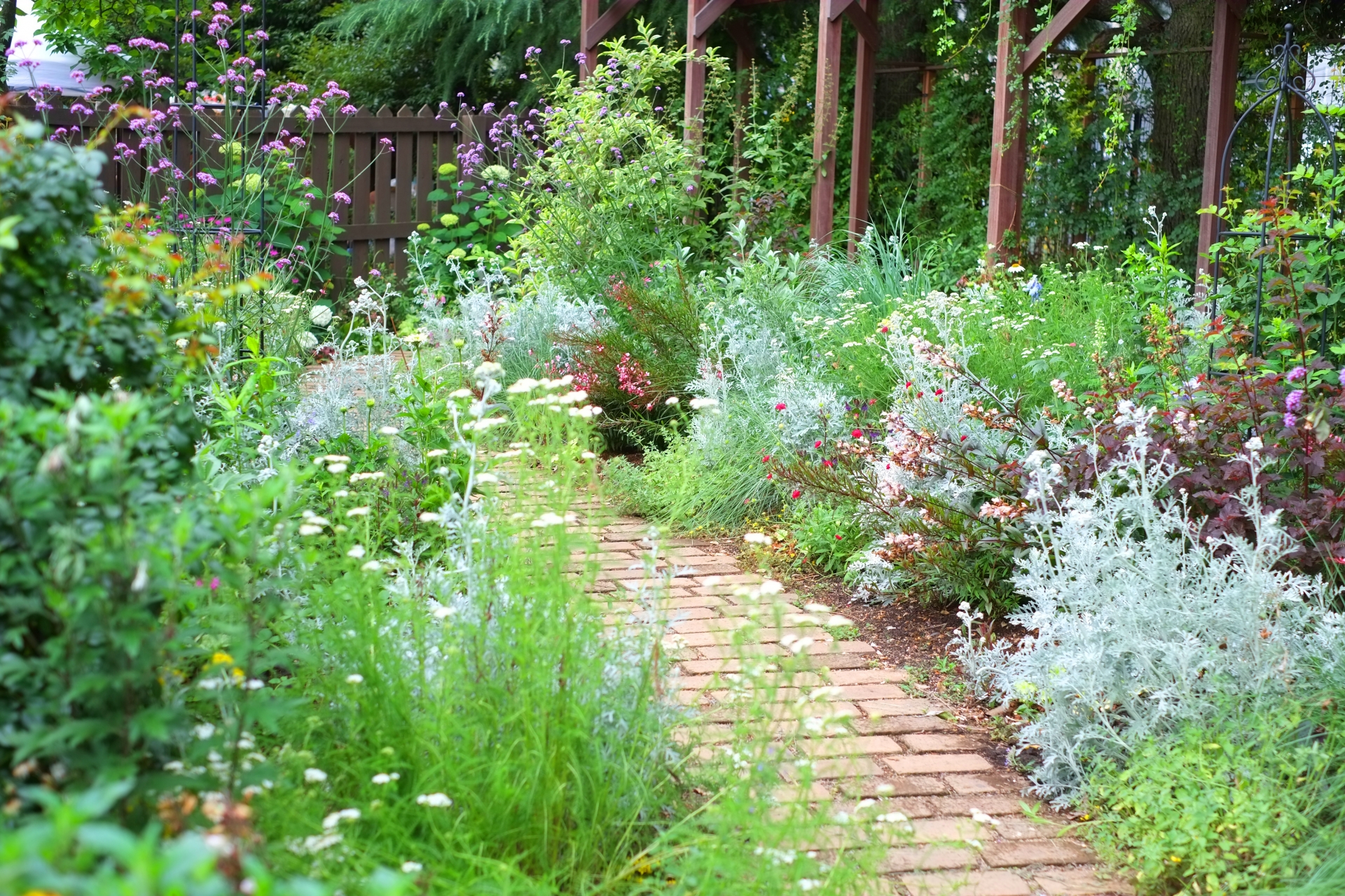 お庭のおしゃれには雑草対策にもなるジョイントタイルがおすすめ 知っ得diy
